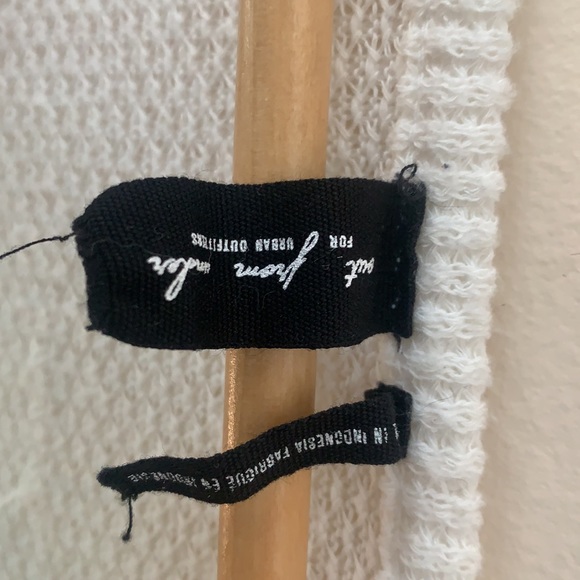 Urban outfitter white v-neck sweater - Picture 3 of 3
